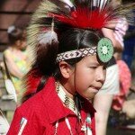 American Indian Child in tradtional dress (http://www.erenlai.com/media/articles/ma_indians01_en.jpg)